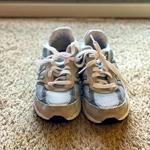 Gray new balance size big kid 4